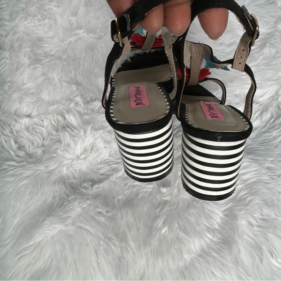 Betsey Johnson Adde Black Sandals Floral Accents and Black/White Heels Size 8. - Picture 7 of 12
